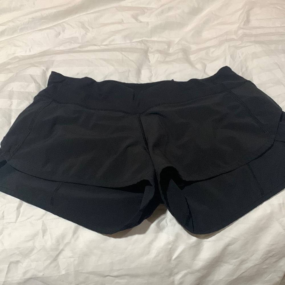 Lululemon black shorts unsure of size 4 or 6? Tag is gone